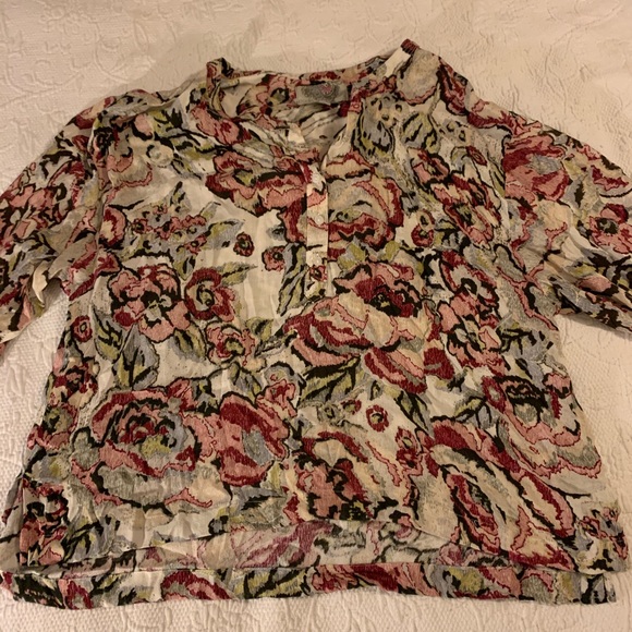 Cute floral 3/4 sleeve top - Picture 3 of 5